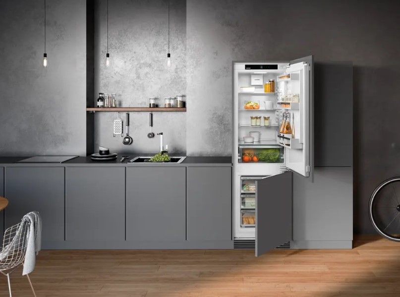 Liebherr ICNc5103 No Frost 70/30 Integrated Fridge Freezer